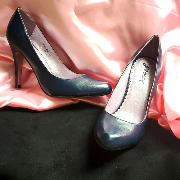 NWT Beautiful Navy Pumps 8.5 - Picture 3 of 11